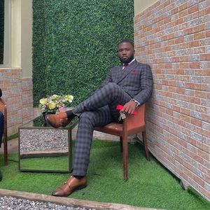 Meet your Posher, Guy simon